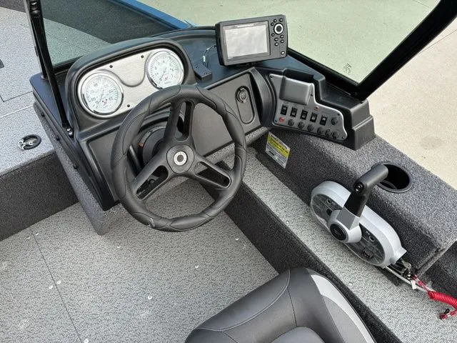 Slide: The Image of Lund 1650 Angler Sport 2022 - 12