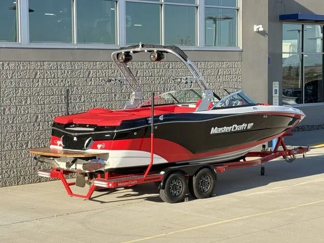 Slide: The Image of MasterCraft XT22 2019 - 16