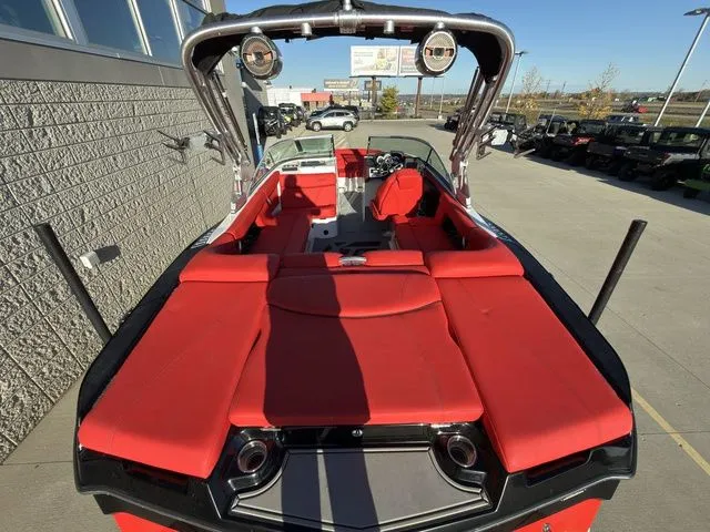 Slide: The Image of MasterCraft XT22 2019 - 19