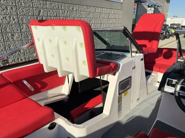 Slide: The Image of MasterCraft XT22 2019 - 44