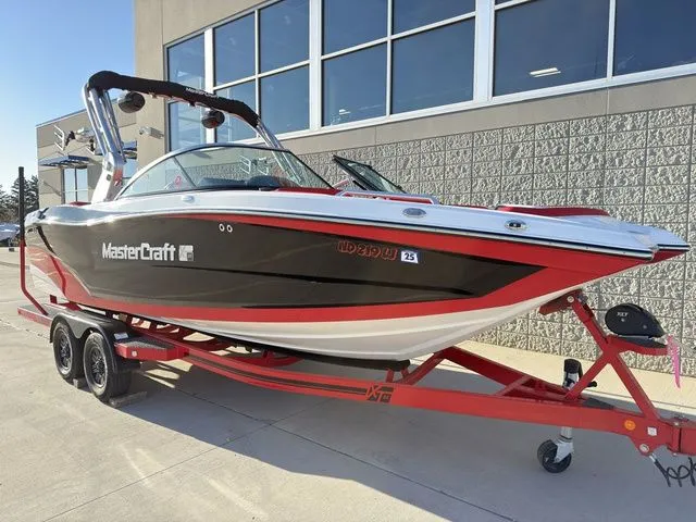 Slide: The Image of MasterCraft XT22 2019 - 7