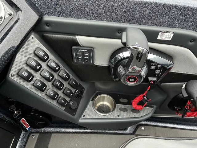 Slide: The Image of Lund 202 PRO-V GL Sport 2026 - 13