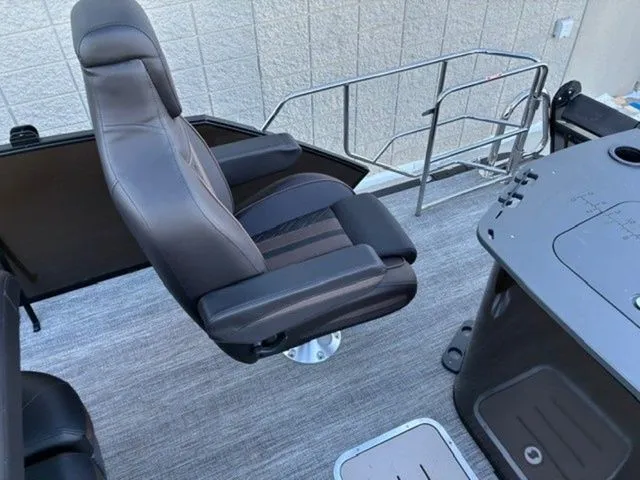 Slide: The Image of Bennington 24MSSE SPS Rear Fish Tritoon Pontoon 2026 - 18