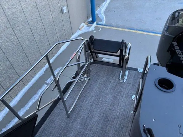 Slide: The Image of Bennington 24MSSE SPS Rear Fish Tritoon Pontoon 2026 - 19