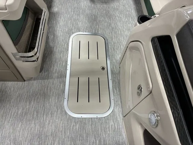 Slide: The Image of Bennington 24MCSB Carbon Fiber Arch Tritoon Pontoon 2026 - 36