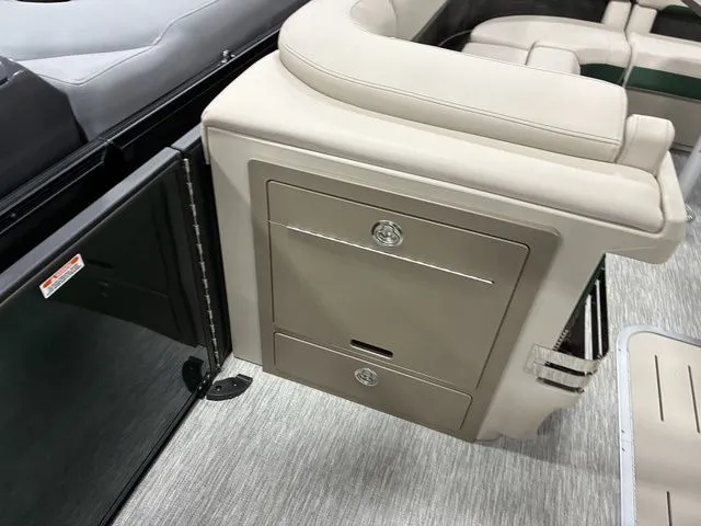Slide: The Image of Bennington 24MCSB Carbon Fiber Arch Tritoon Pontoon 2026 - 42