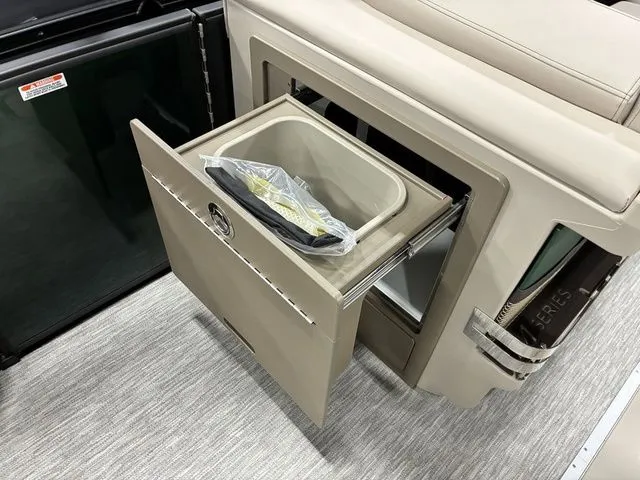 Slide: The Image of Bennington 24MCSB Carbon Fiber Arch Tritoon Pontoon 2026 - 43