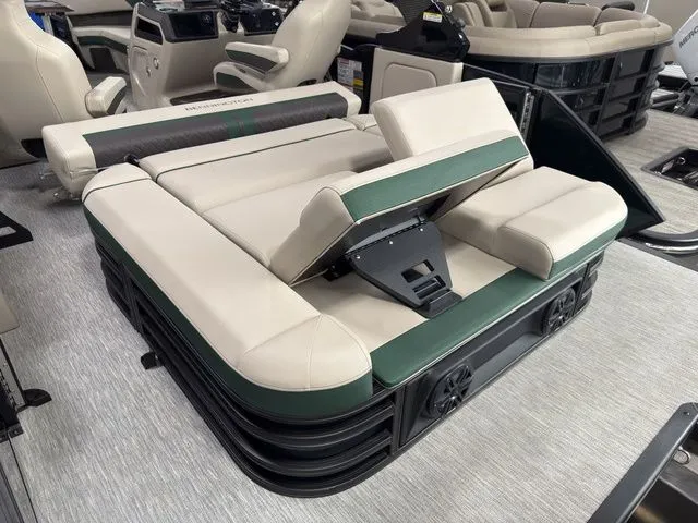 Slide: The Image of Bennington 24MCSB Carbon Fiber Arch Tritoon Pontoon 2026 - 55