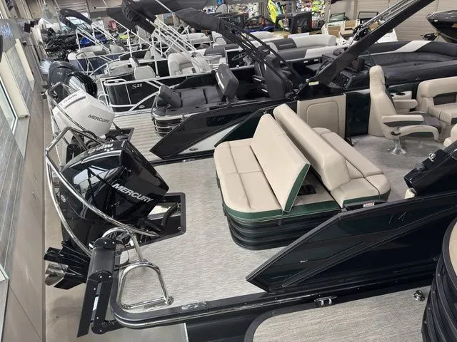 Slide: The Image of Bennington 24MCSB Carbon Fiber Arch Tritoon Pontoon 2026 - 62