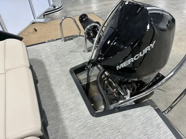 Slide: The Image of Bennington 24MCSB Carbon Fiber Arch Tritoon Pontoon 2026 - 64