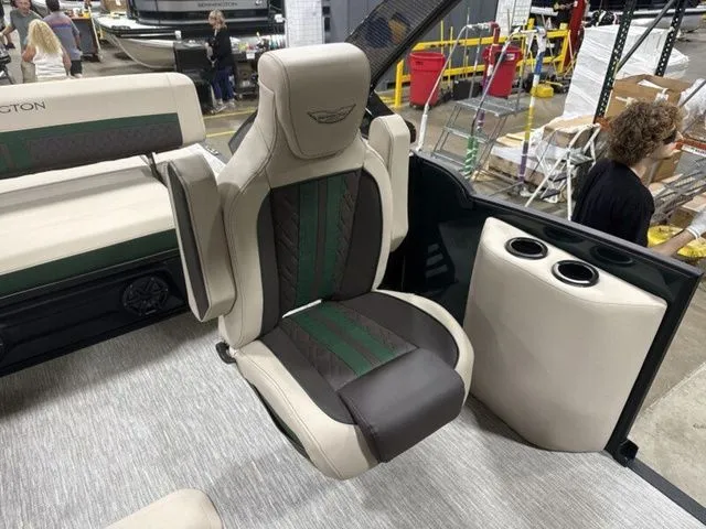 Slide: The Image of Bennington 24MCSB Tritoon Pontoon 2026 - 18