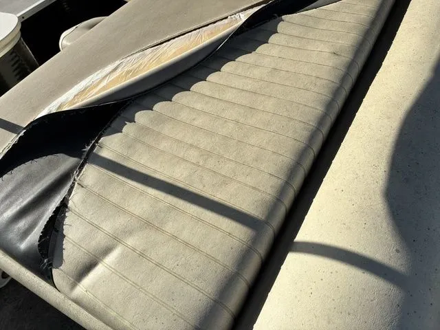 Slide: The Image of Bennington 2275GSi 2010 - 15