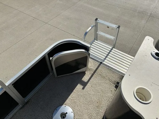 Slide: The Image of Bennington 2275GSi 2010 - 18