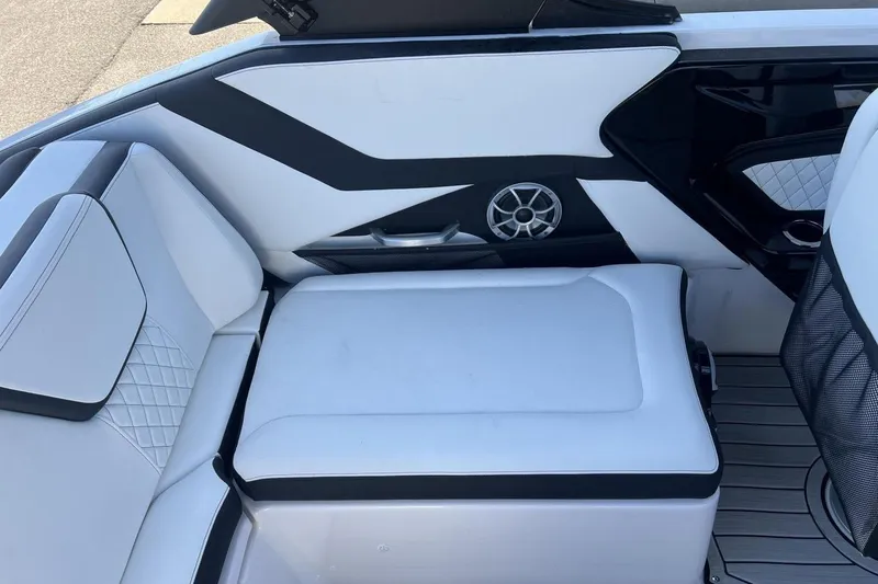 Slide: The Image of 2025 Yamaha Boats 252SE interior with white seating and modern design elements. - 10