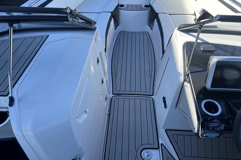 Slide: The Image of 2025 Yamaha Boats 252SE interior with sleek, modern design and advanced dashboard features. - 17