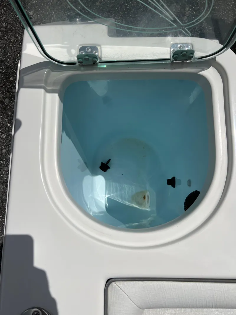 Slide: The Image of Livewell on 2021 Sailfish 242 CC boat, open lid, clean water inside. - 24