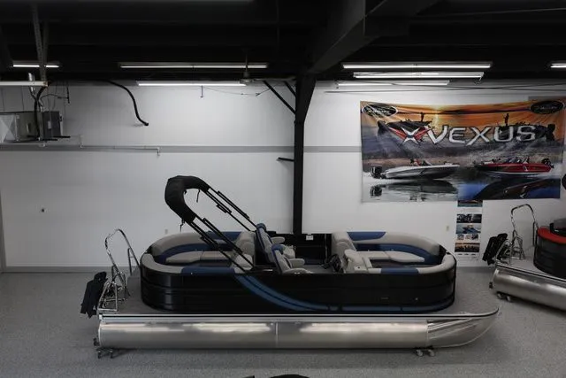 The Image of South Bay LE 224 RS 2.75 JAWS EDITION TRITOON 2026 - 1