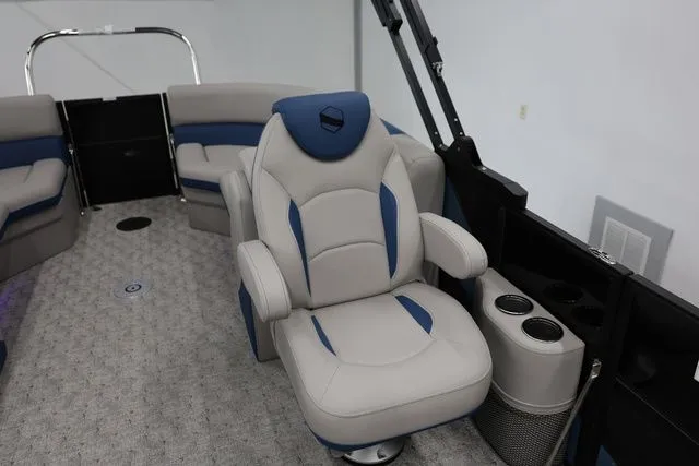 Slide: The Image of South Bay LE 224 RS 2.75 JAWS EDITION TRITOON 2026 - 13