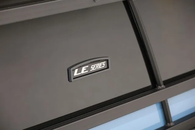 Slide: The Image of South Bay LE 224 RS 2.75 JAWS EDITION TRITOON 2026 - 21