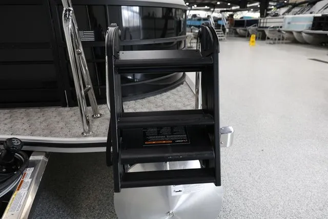 Slide: The Image of South Bay LE 224 RS 2.75 JAWS EDITION TRITOON 2026 - 8