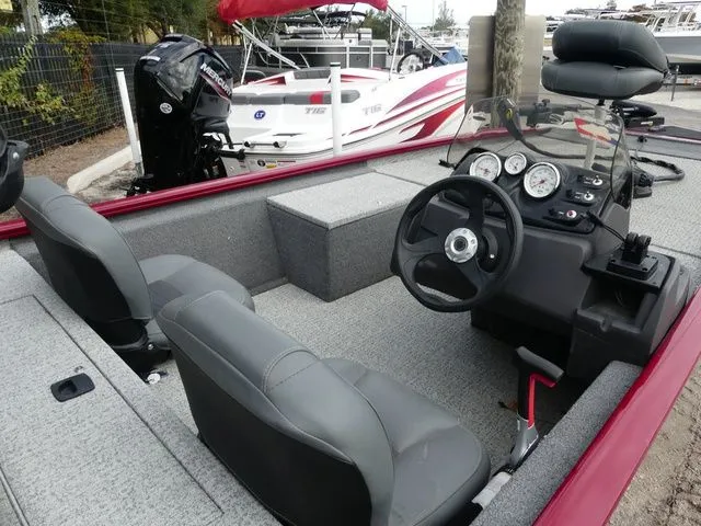 Slide: The Image of Tracker Pro 170 2020 - 5