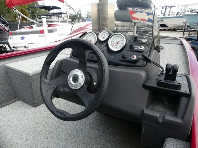 Slide: The Image of Tracker Pro 170 2020 - 6