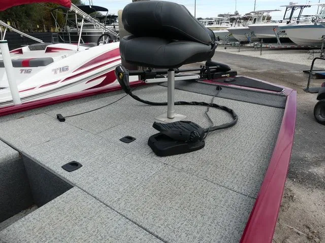 Slide: The Image of Tracker Pro 170 2020 - 8