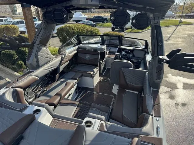 Slide: The Image of Tigé Ultré 23ZX 2026 - 10