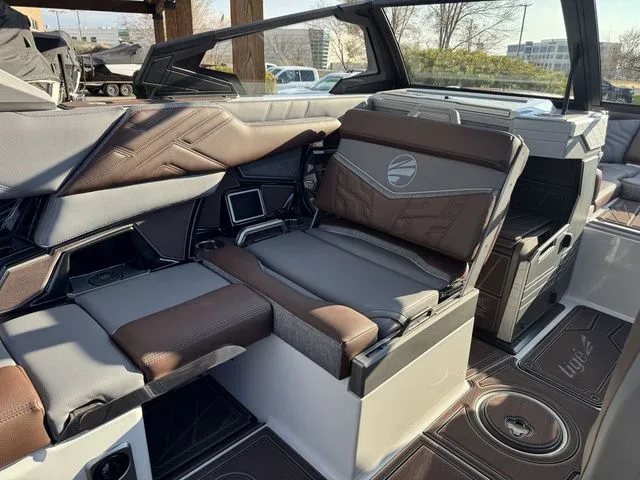 Slide: The Image of Tigé Ultré 23ZX 2026 - 11