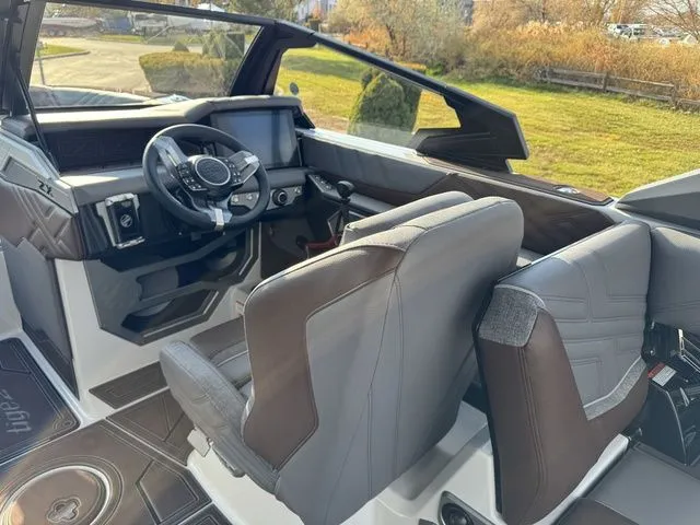 Slide: The Image of Tigé Ultré 23ZX 2026 - 13