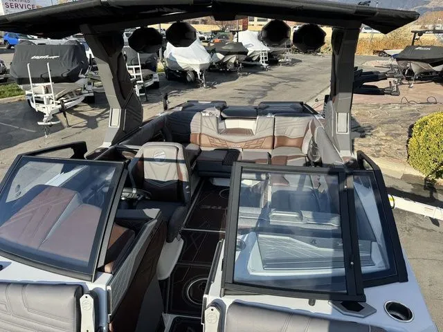 Slide: The Image of Tigé Ultré 23ZX 2026 - 15