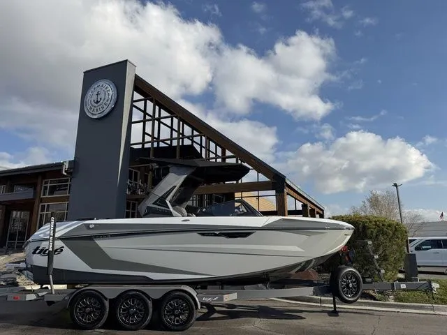 Slide: The Image of Tigé Ultré 23ZX 2026 - 8