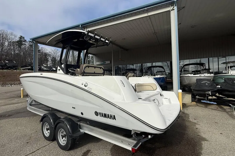 Slide: The Image of 2024 Yamaha Boats 255 FSH Sport E on trailer at dealership. - 12
