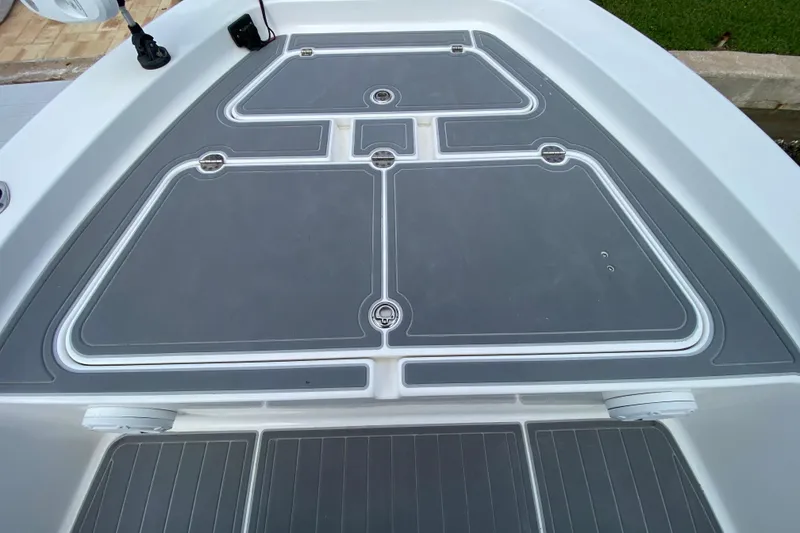 Slide: The Image of 2004 Palmetto 22 Excursion boat deck with storage compartments. - 25