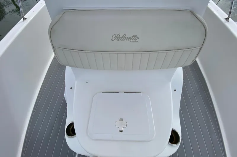 Slide: The Image of 2004 Palmetto 22 Excursion boat seat and storage compartment. - 33