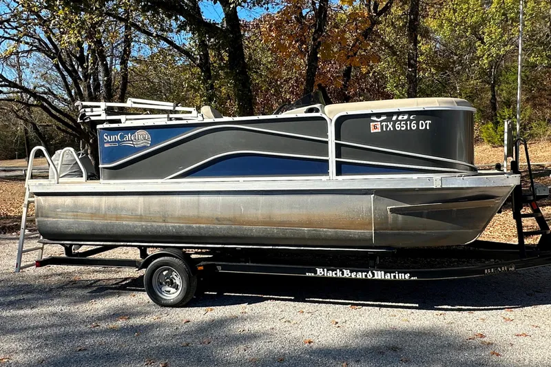 The Image of 2017 SunCatcher V18 Cruise pontoon boat on trailer, parked outdoors. - 0