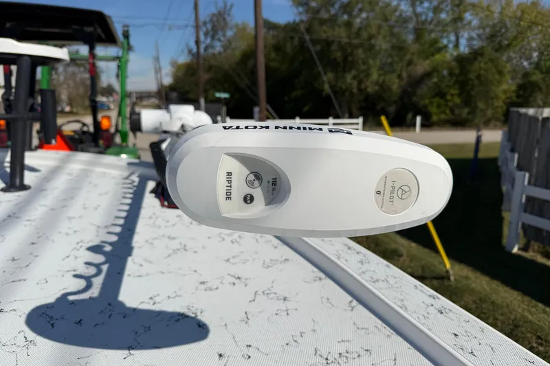 Slide: The Image of Minn Kota Riptide motor on 2018 Shallow Sport 25 X3 boat, outdoor setting. - 17