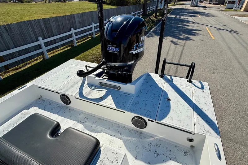 Slide: The Image of 2018 Shallow Sport 25 X3 boat with Yamaha 250 engine on a sunny day. - 7