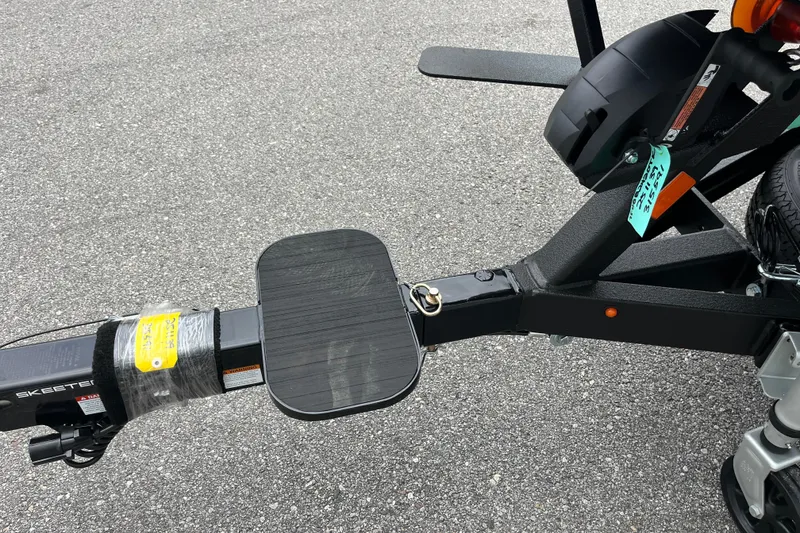 Slide: The Image of 2026 Skeeter ZXR21 SE trailer hitch on asphalt surface. - 10