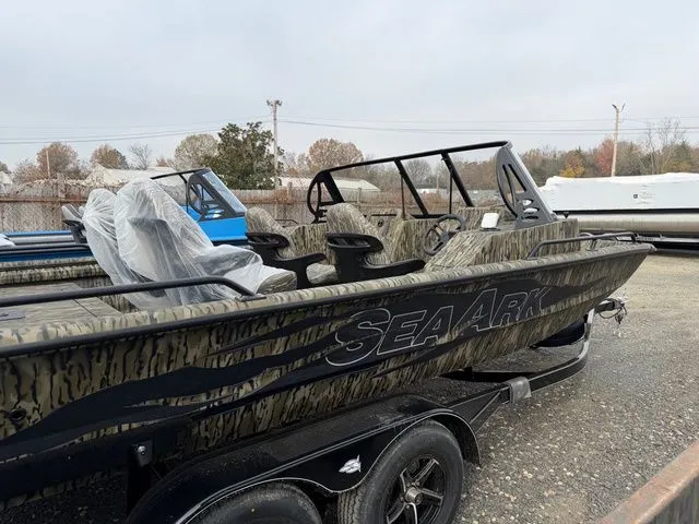 Slide: The Image of SeaArk Protege 200 2026 - 5