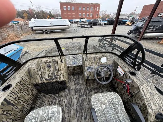 Slide: The Image of SeaArk Protege 200 2026 - 7