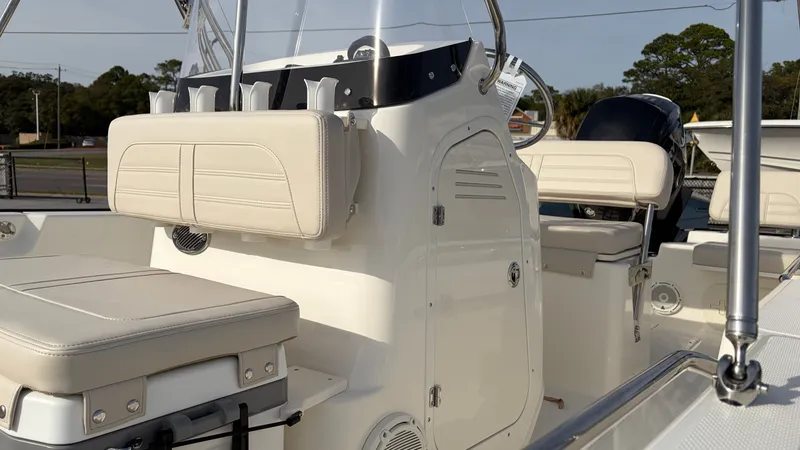 Slide: The Image of Boston Whaler 170 Montauk 2026 - 33