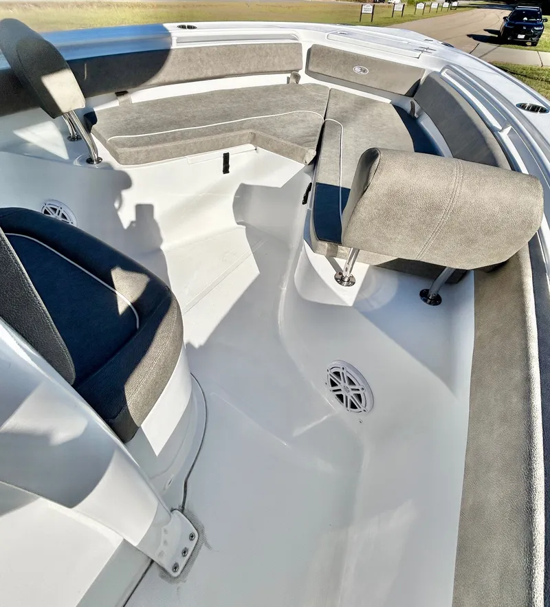 Slide: The Image of Sea Hunt Ultra 245 2026 - 18