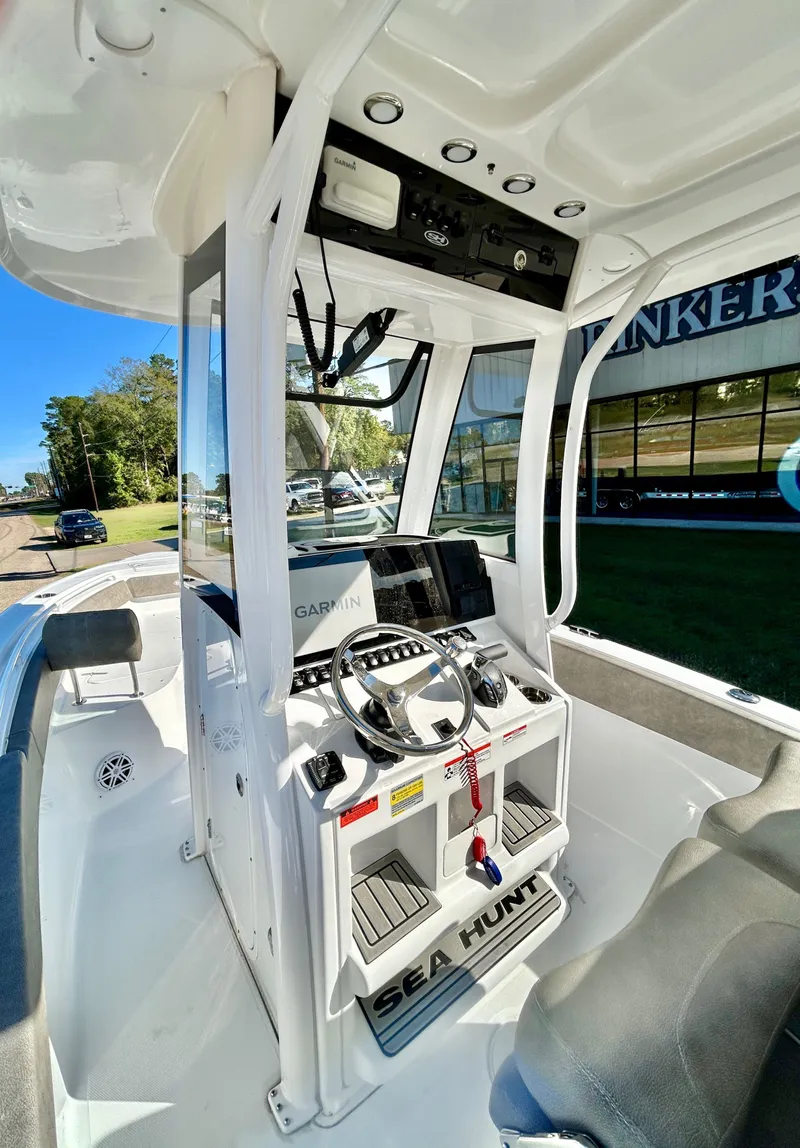 Slide: The Image of Sea Hunt Ultra 245 2026 - 28