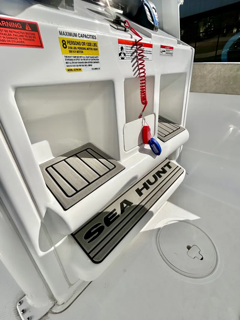 Slide: The Image of Sea Hunt Ultra 245 2026 - 30