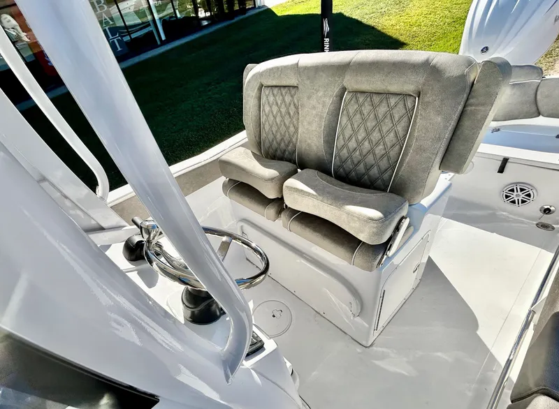 Slide: The Image of Sea Hunt Ultra 245 2026 - 32