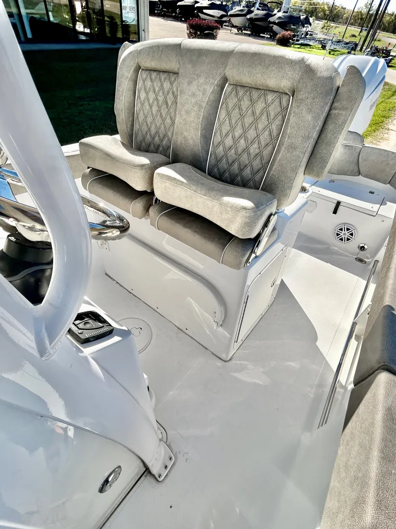 Slide: The Image of Sea Hunt Ultra 245 2026 - 34