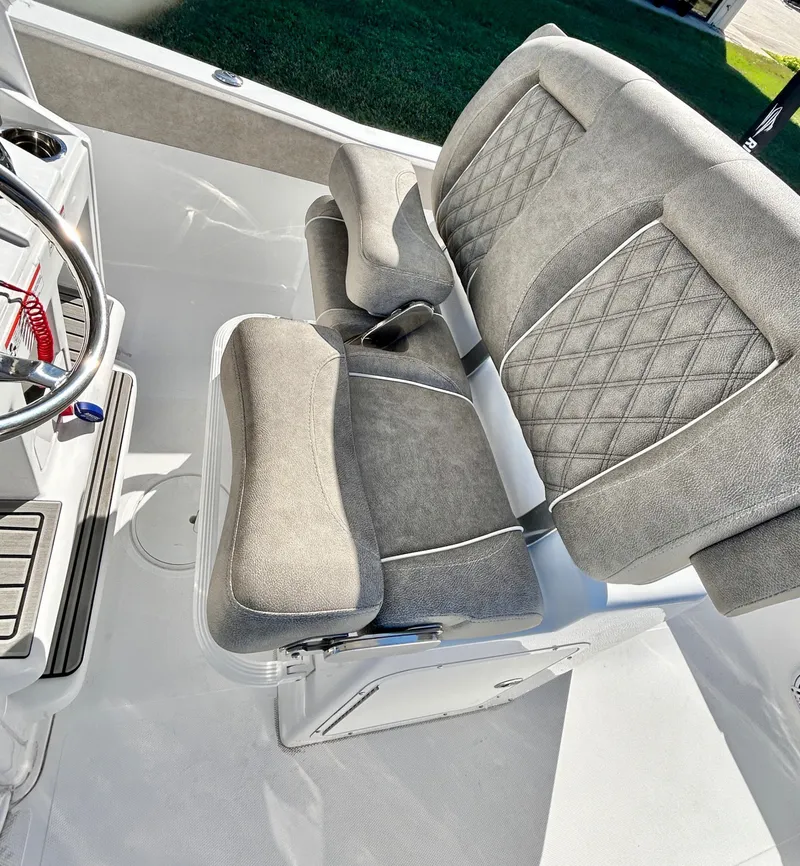 Slide: The Image of Sea Hunt Ultra 245 2026 - 36