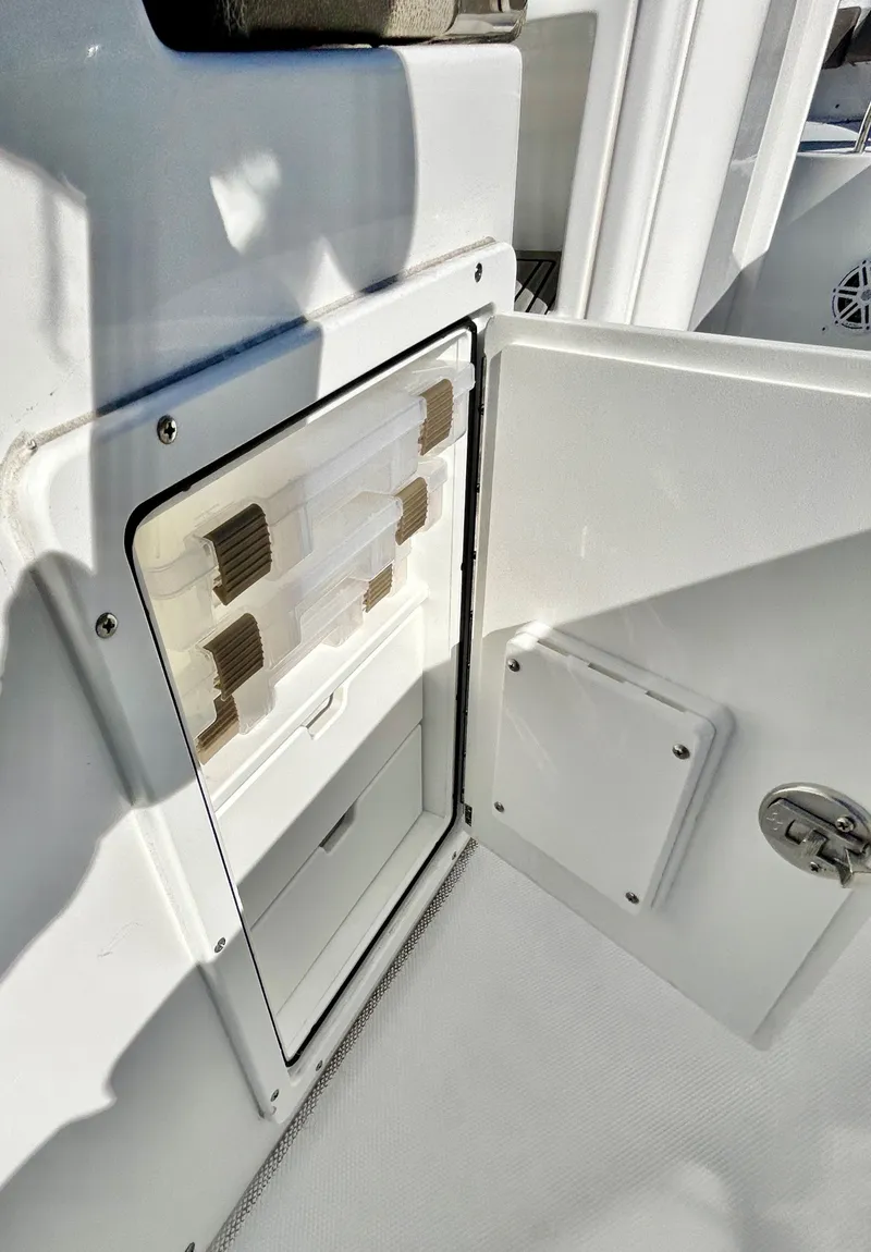 Slide: The Image of Sea Hunt Ultra 245 2026 - 45