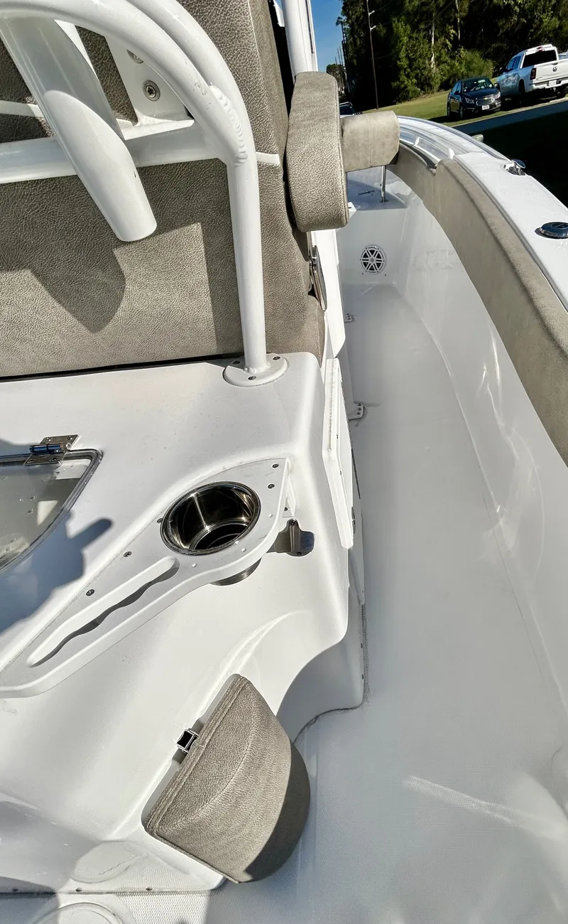 Slide: The Image of Sea Hunt Ultra 245 2026 - 47